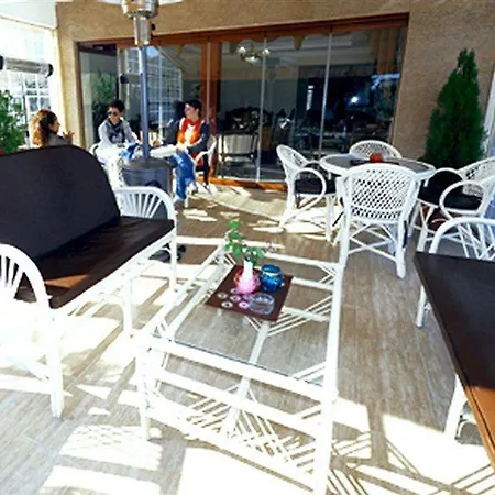 Moneta Butik מרמריס